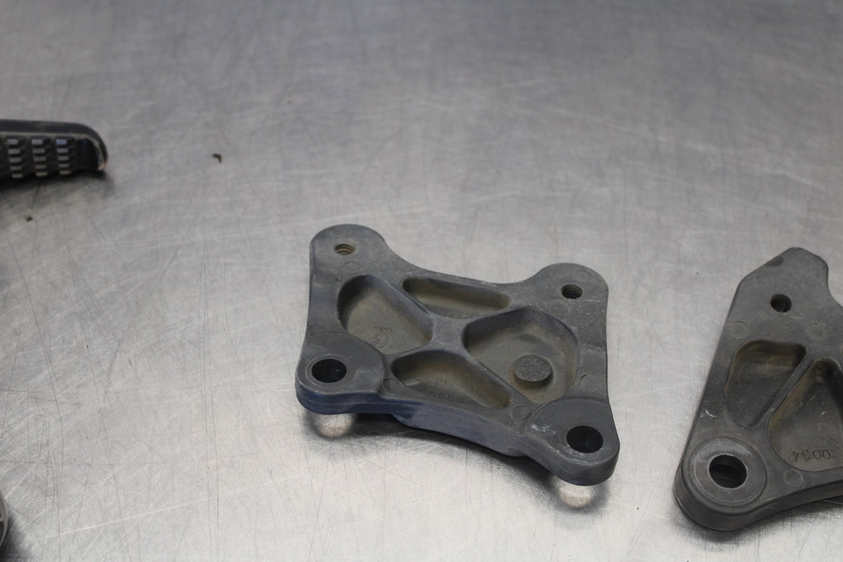 07-08 KAWASAKI NINJA ZX6R REAR BACK PASSENGER PEG SET PAIR BB937