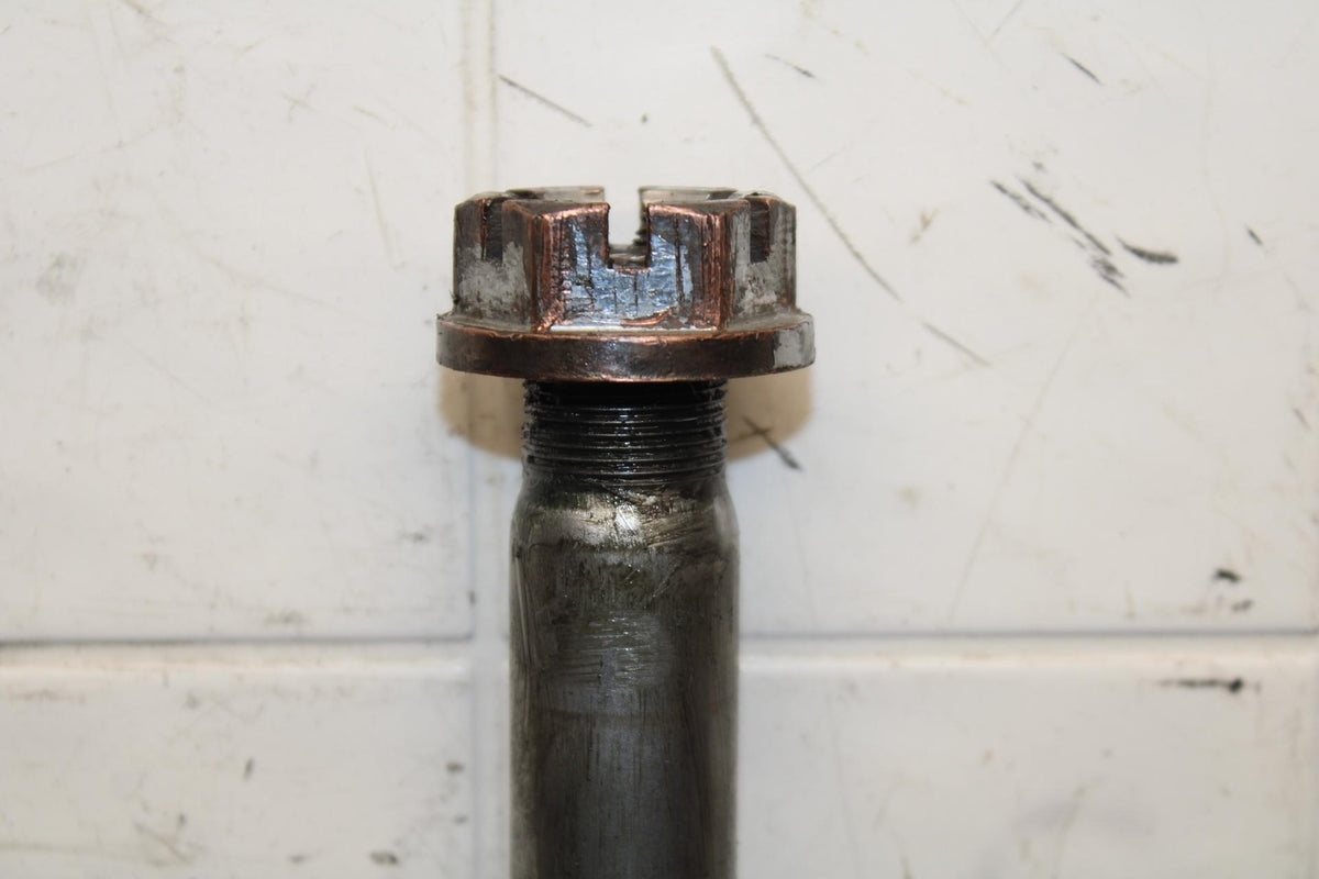 2001 Suzuki GSXR750 REAR AXLE BACK WHEEL RIM PIVOT BOLT AXEL 64711-33E10 BB553