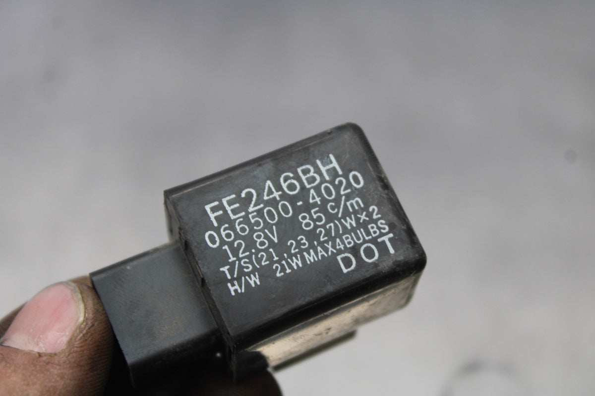 03-08 HONDA VTX1300C TURN SIGNAL BLINKER RELAY FLASHER SWITCH BB868