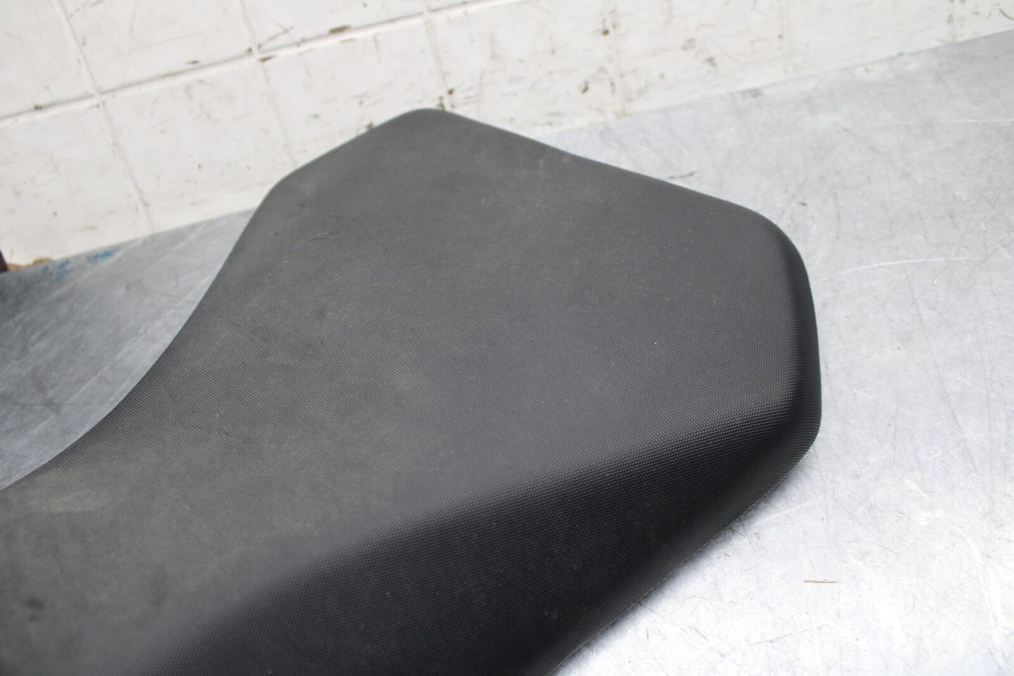 11-22 SUZUKI GSXR 600  FRONT DRIVERS SEAT PAD SADDLE  BB485