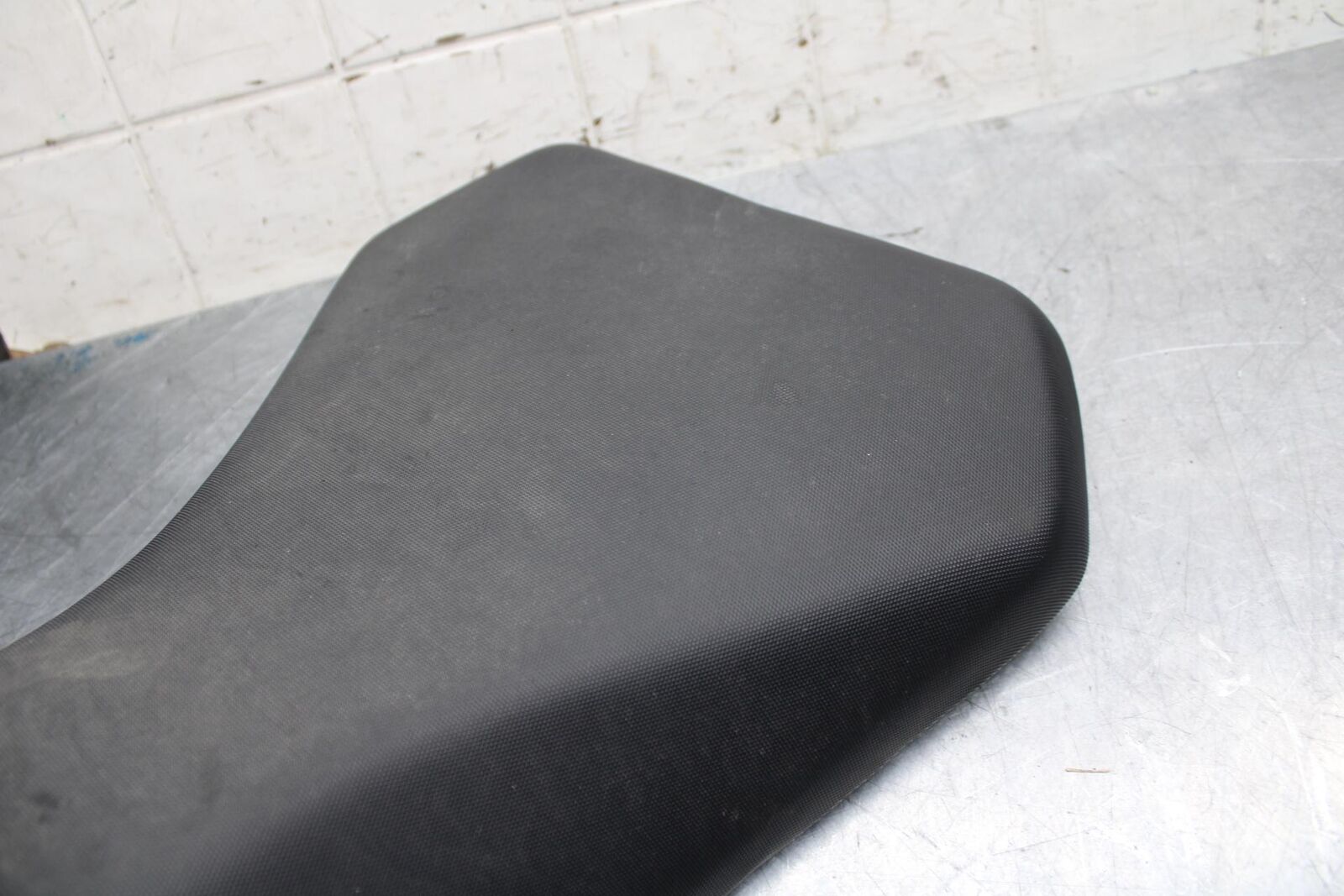 11-22 SUZUKI GSXR 600  FRONT DRIVERS SEAT PAD SADDLE  BB485
