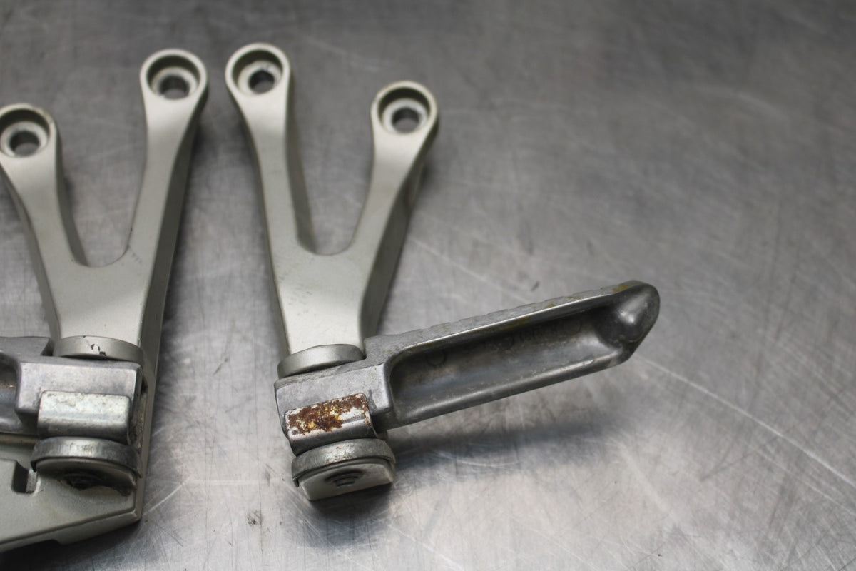 98 KAWASAKI NINJA ZX6 REAR BACK PASSENGER PEG SET PAIR BB870