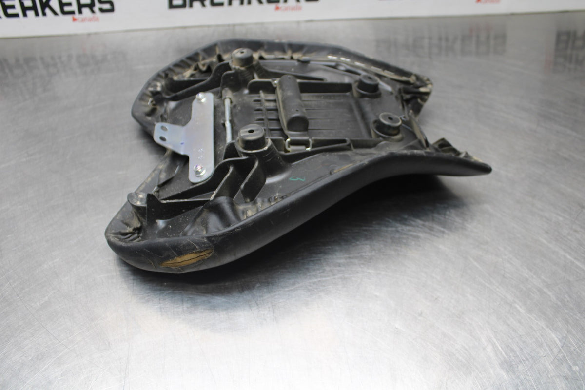 22-25 YAMAHA YZF R7 FRONT DRIVERS SEAT PAD SADDLE PILLION BB769-B