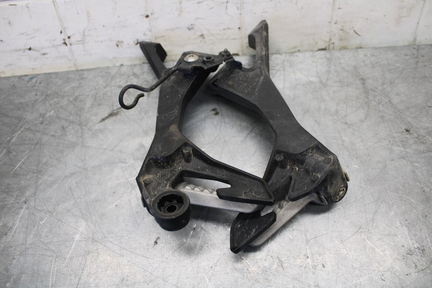 18 KAWASAKI Z 400 REAR BACK PASSENGER PEG SET PAIR BB469