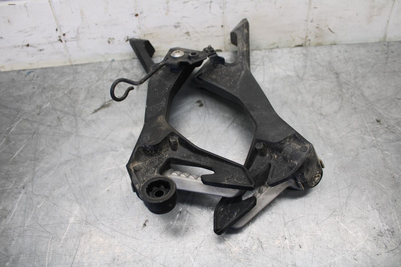 18 KAWASAKI Z 400 REAR BACK PASSENGER PEG SET PAIR BB469