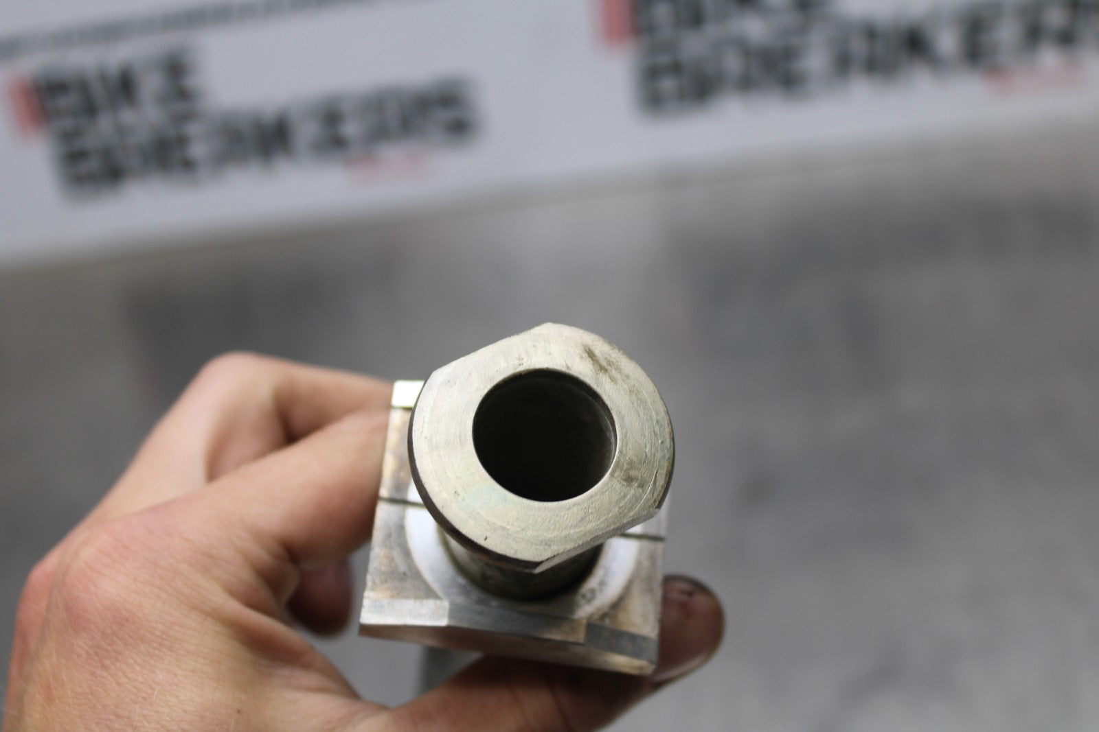 21-23 KAWASAKI NINJA ZX6R REAR AXLE BACK WHEEL RIM PIVOT BOLT AXEL BB179