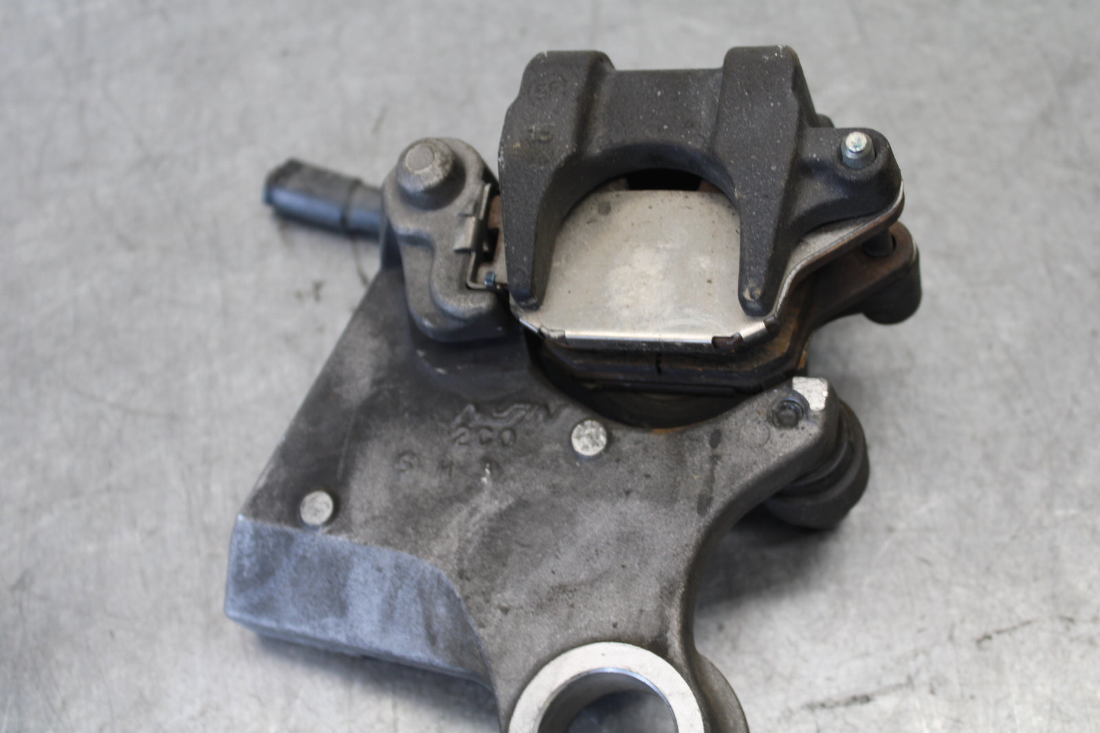 08-17 YAMAHA YZF R6 REAR BACK BRAKE CALIPER W MOUNT BRACKET 2C0-2580W-00-00