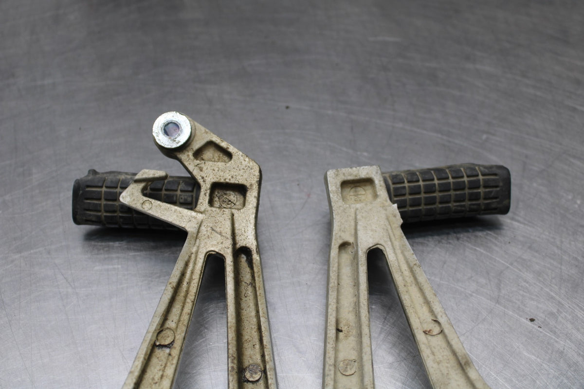 08 HONDA CBR125R REAR BACK PASSENGER PEG SET PAIR BB804