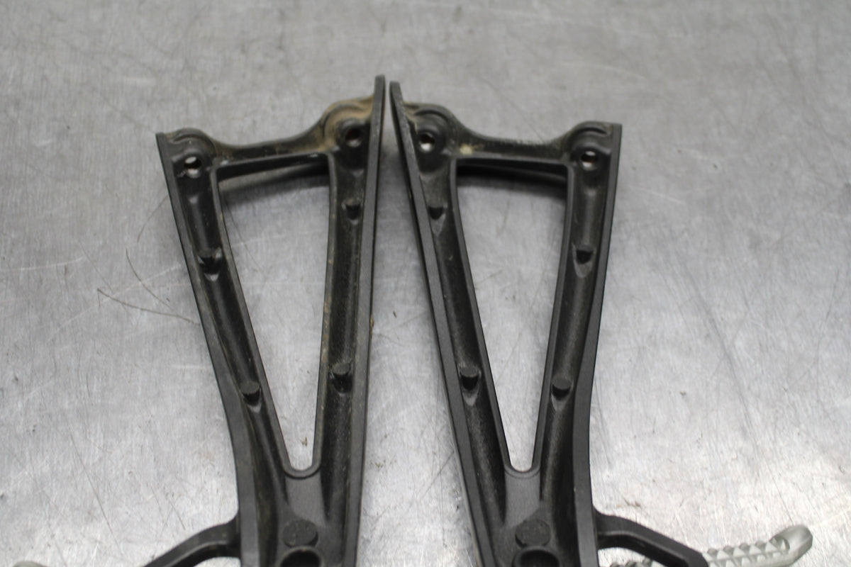 08-16 YAMAHA YZF R6 REAR BACK PASSENGER PEG SET PAIR BB127