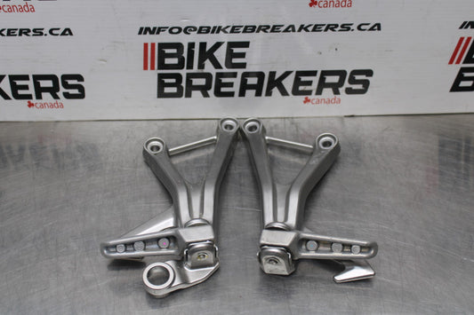 24-25 KAWASAKI NINJA ZX4R REAR BACK PASSENGER PEG SET PAIR BB827