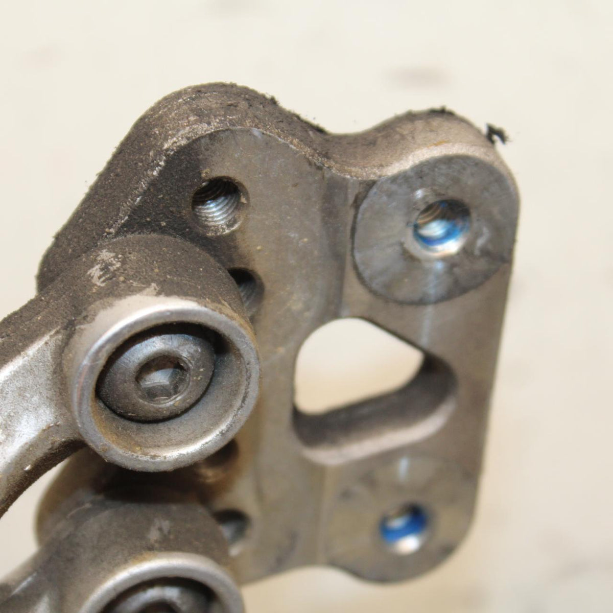 06-07 SUZUKI GSXR750 LEFT REARSET REAR SET DRIVER FOOT PEG REST STOP BB645