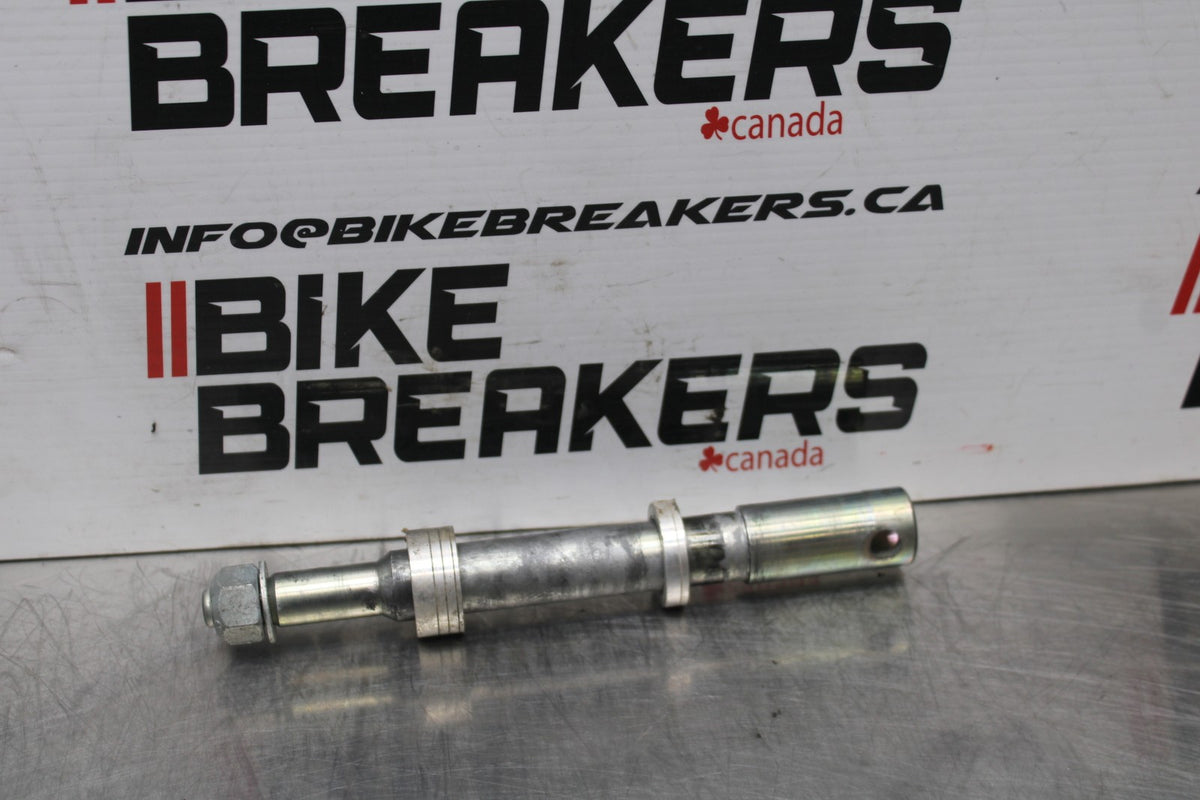 09 HARLEY-DAVIDSON SPORTSTER 1200 CUSTOM XL1200C FRONT WHEEL AXLE BOLT BB776