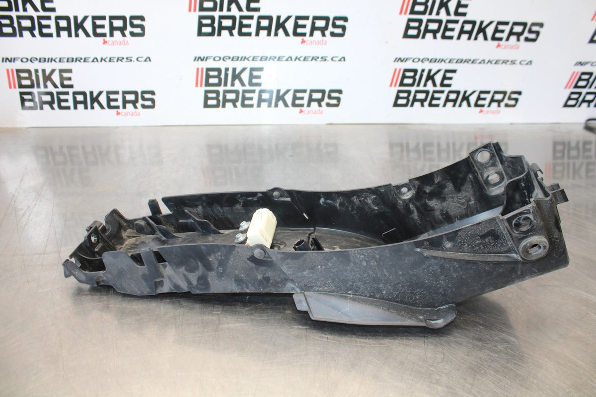 22-25 YAMAHA YZF R7 REAR BACK TAIL UNDERTAIL BATTERY TRAY PLASTIC BB176