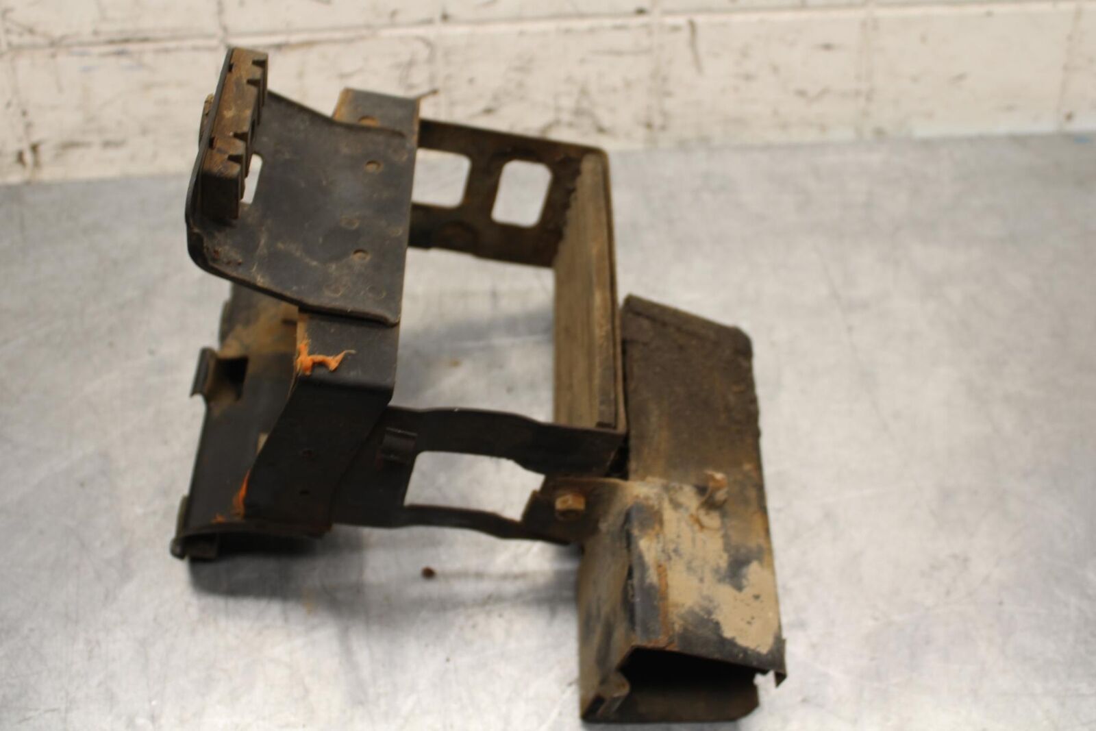 75 SUZUKI GT 550 REAR BATTERY BOX TRAY TOOL HOLDER BB67