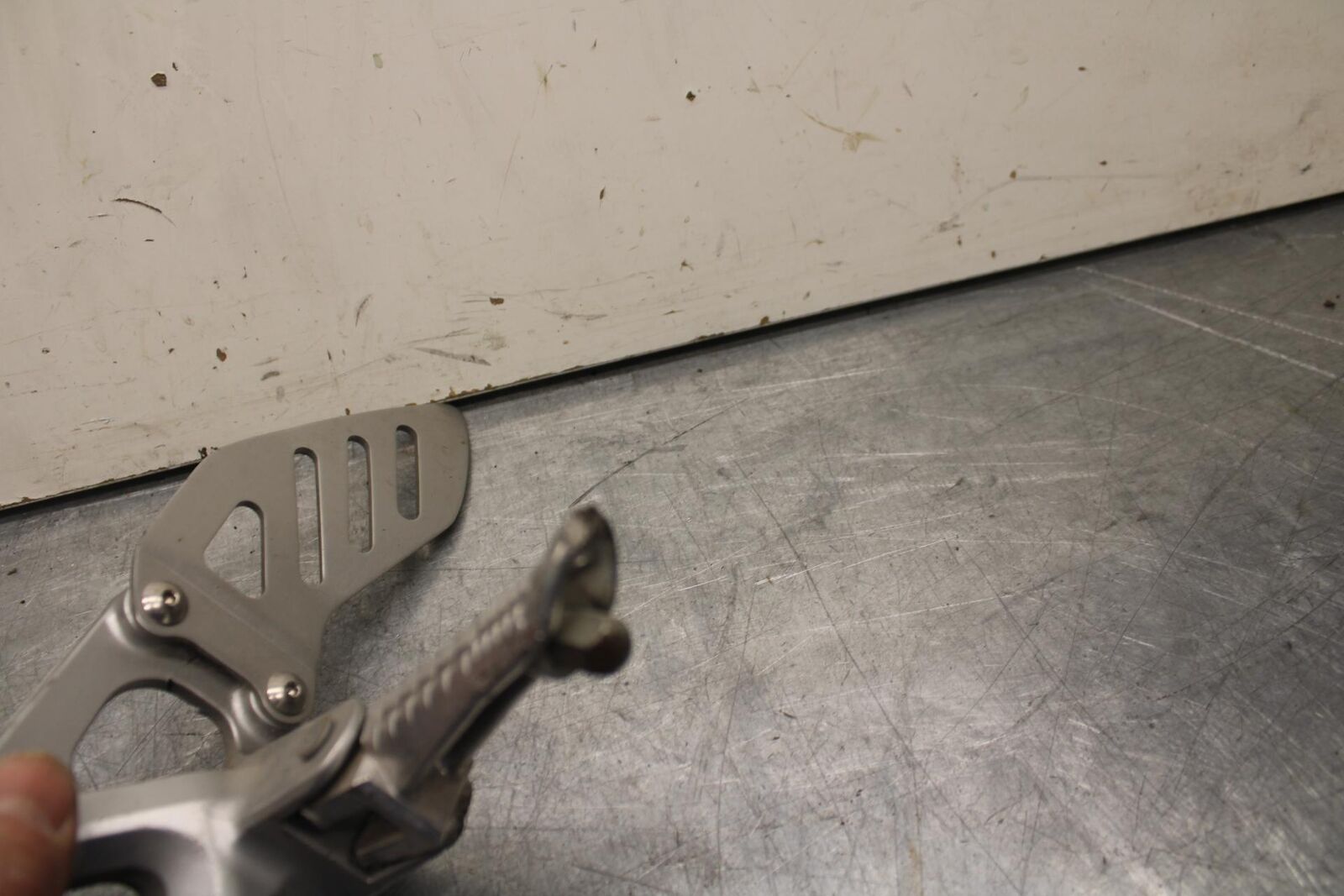 08-10 SUZUKI GSXR 600  LEFT REARSET REAR SET DRIVER FOOT PEG REST STOP BB92