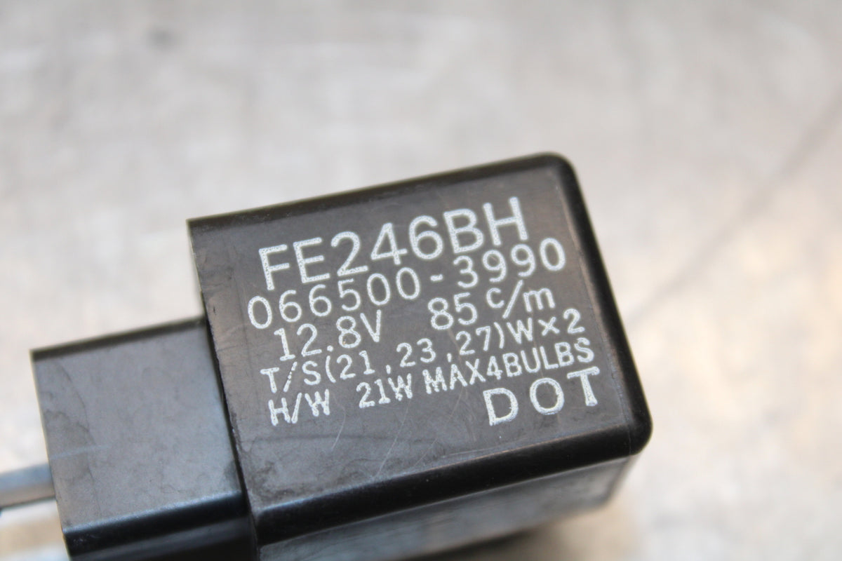 03-05 YAMAHA YZF R6  TURN SIGNAL BLINKER RELAY FLASHER SWITCH BB132