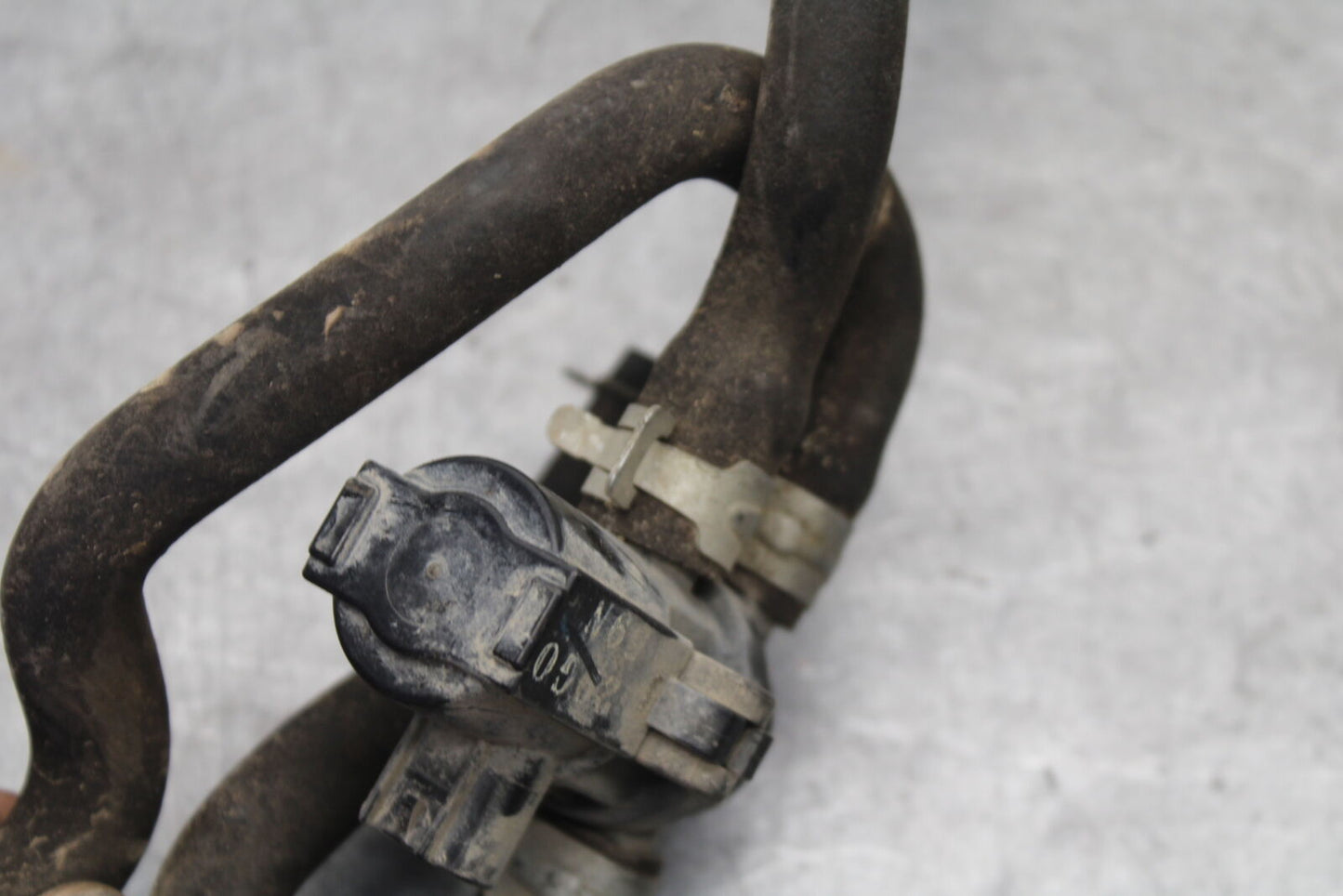 05-06 SUZUKI GSXR1000 AIR VALVE SOLENOID TOP ENGINE SENSOR 18510-29G00 BB663