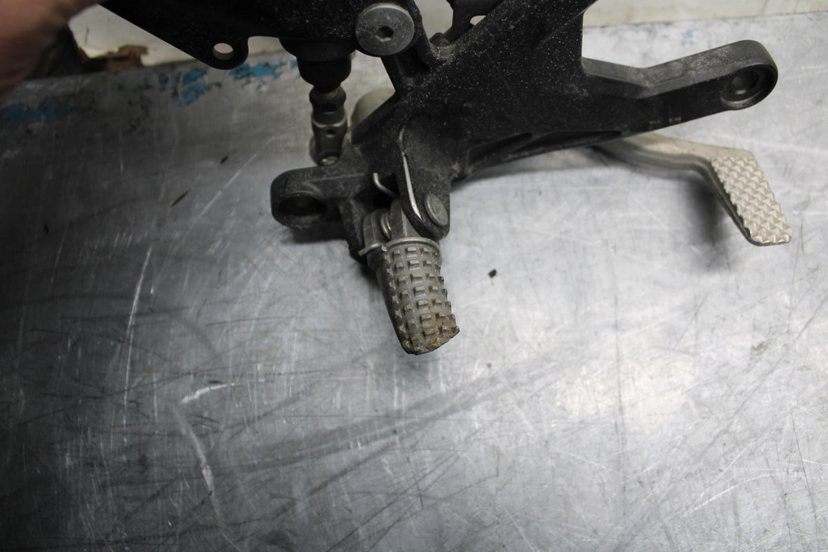 18 YAMAHA YZF R1  RIGHT REARSET REAR SET DRIVER FOOT PEG REST STOP BB473