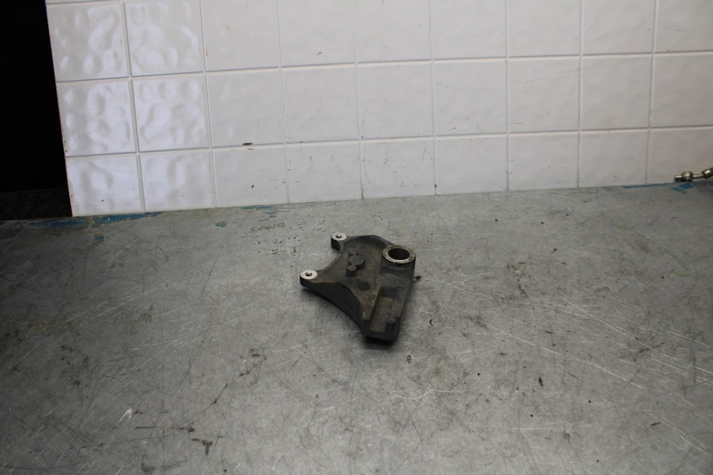 06-07 KAWASAKI NINJA ZX14R REAR BRAKE CALIPER HANGER BACK MOUNTING BRACKETBB433