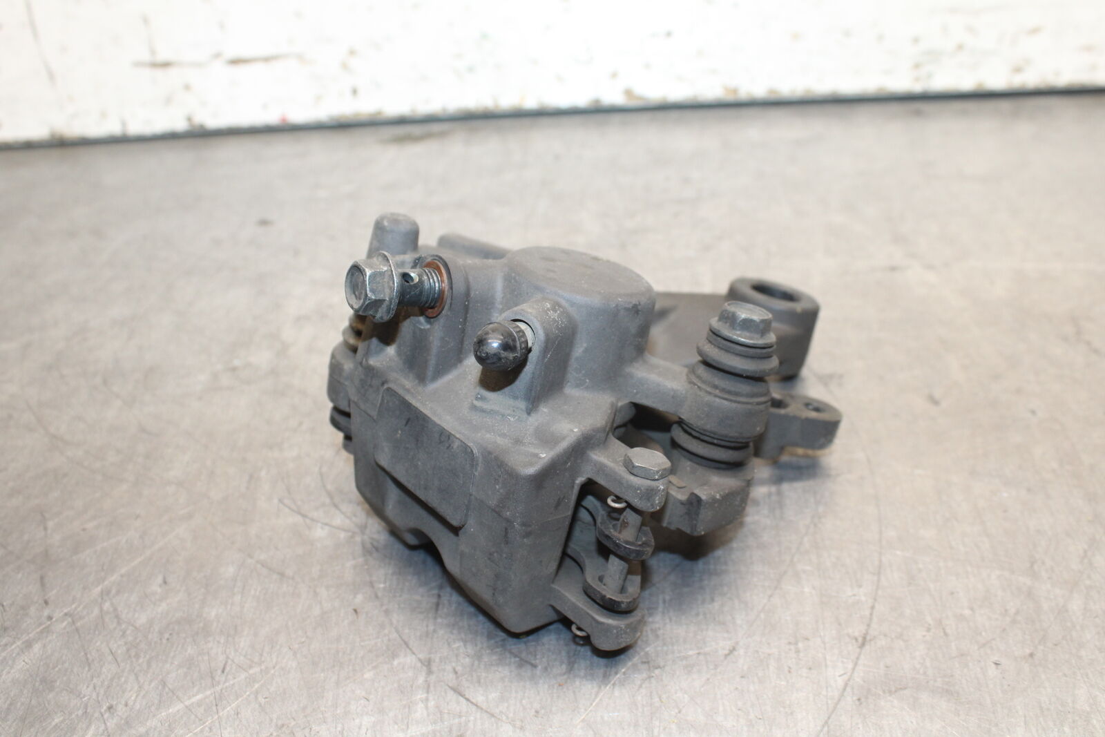 15-17 YAMAHA YZF R3 REAR BACK BRAKE CALIPER W MOUNT BRACKET BB111