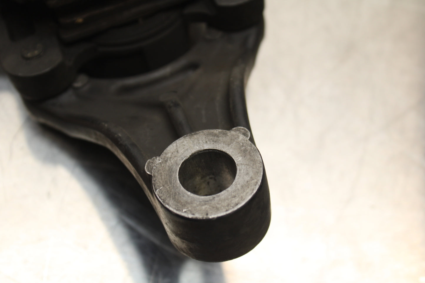 86 SUZUKI GS750ES REAR BACK BRAKE CALIPER W MOUNT BRACKET BB140