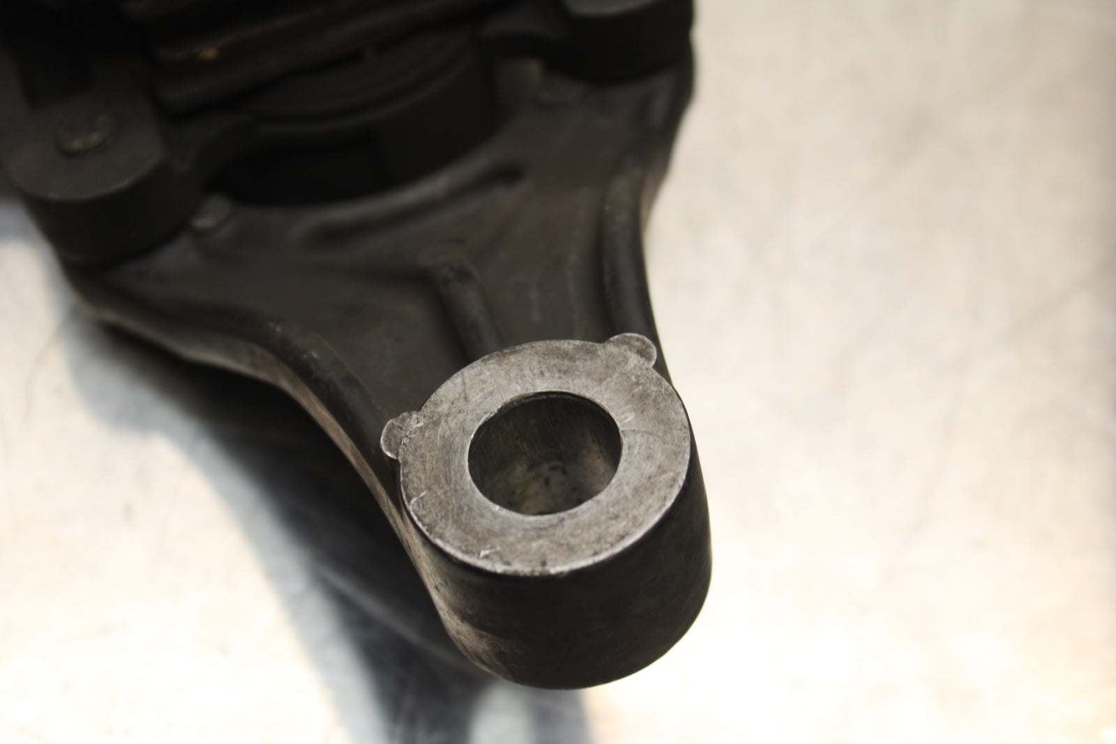 86 SUZUKI GS750ES REAR BACK BRAKE CALIPER W MOUNT BRACKET BB140