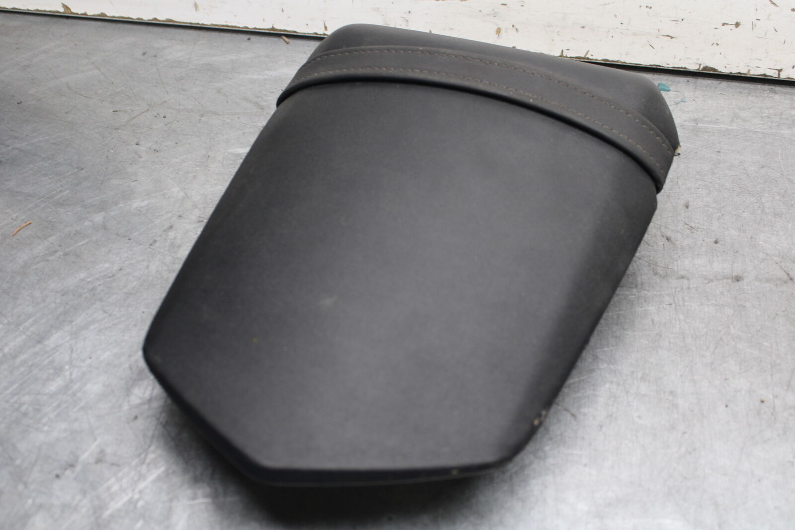 04-06 YAMAHA YZF R1 REAR BACK PASSENGER TANDEM SEAT PAD SADDLE PILLION BB659