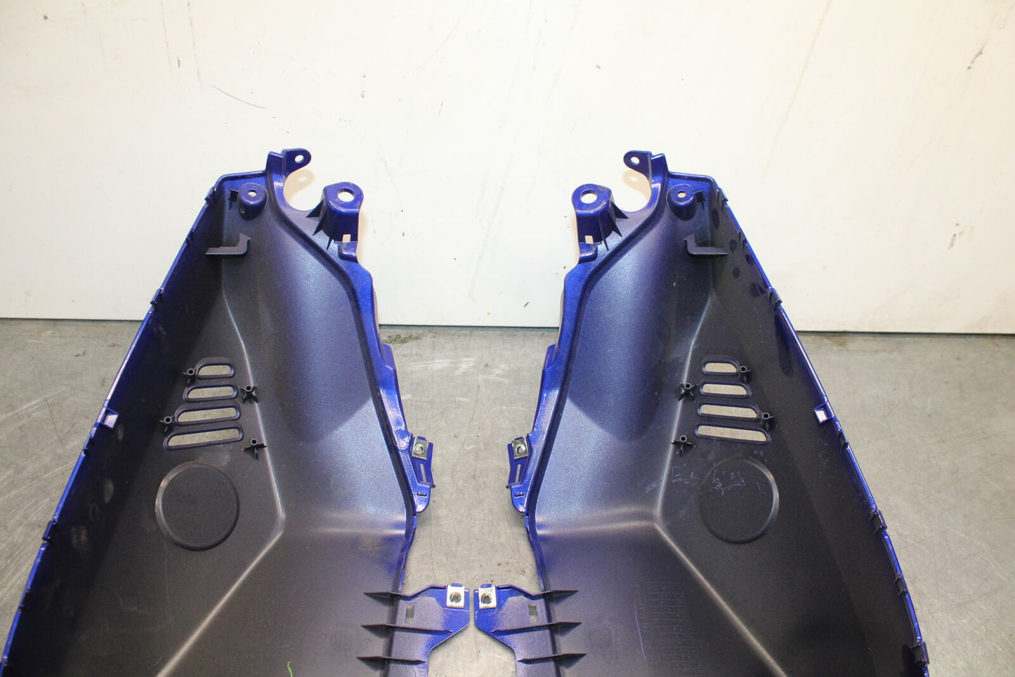 22-23 YAMAHA YZF R7 GAS TANK FUEL CELL COVER FAIRING COWL BB583