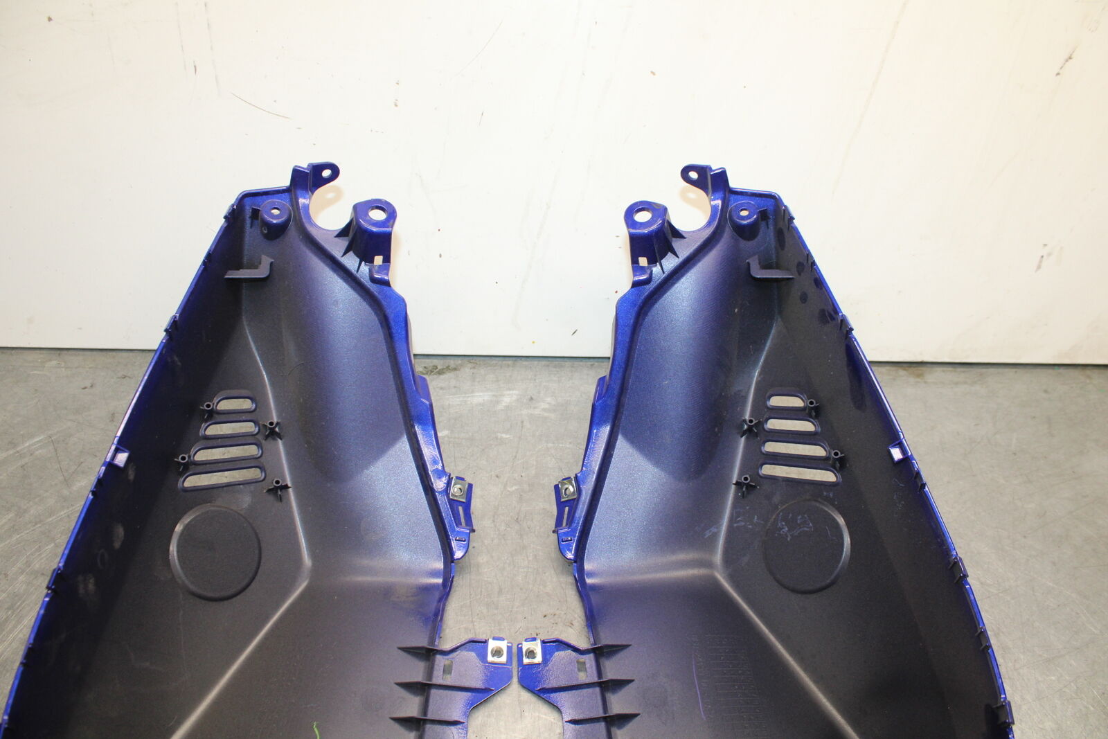 22-23 YAMAHA YZF R7 GAS TANK FUEL CELL COVER FAIRING COWL BB583