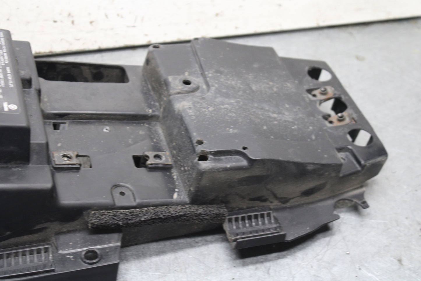 16-21 YAMAHA XSR900 REAR BACK TAIL UNDERTAIL BATTERY TRAY PLASTIC BB664