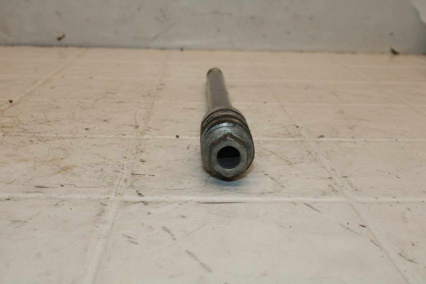 07-08 YAMAHA V STAR 1100 FRONT WHEEL RIM AXLE PIVOT BOLT BB404