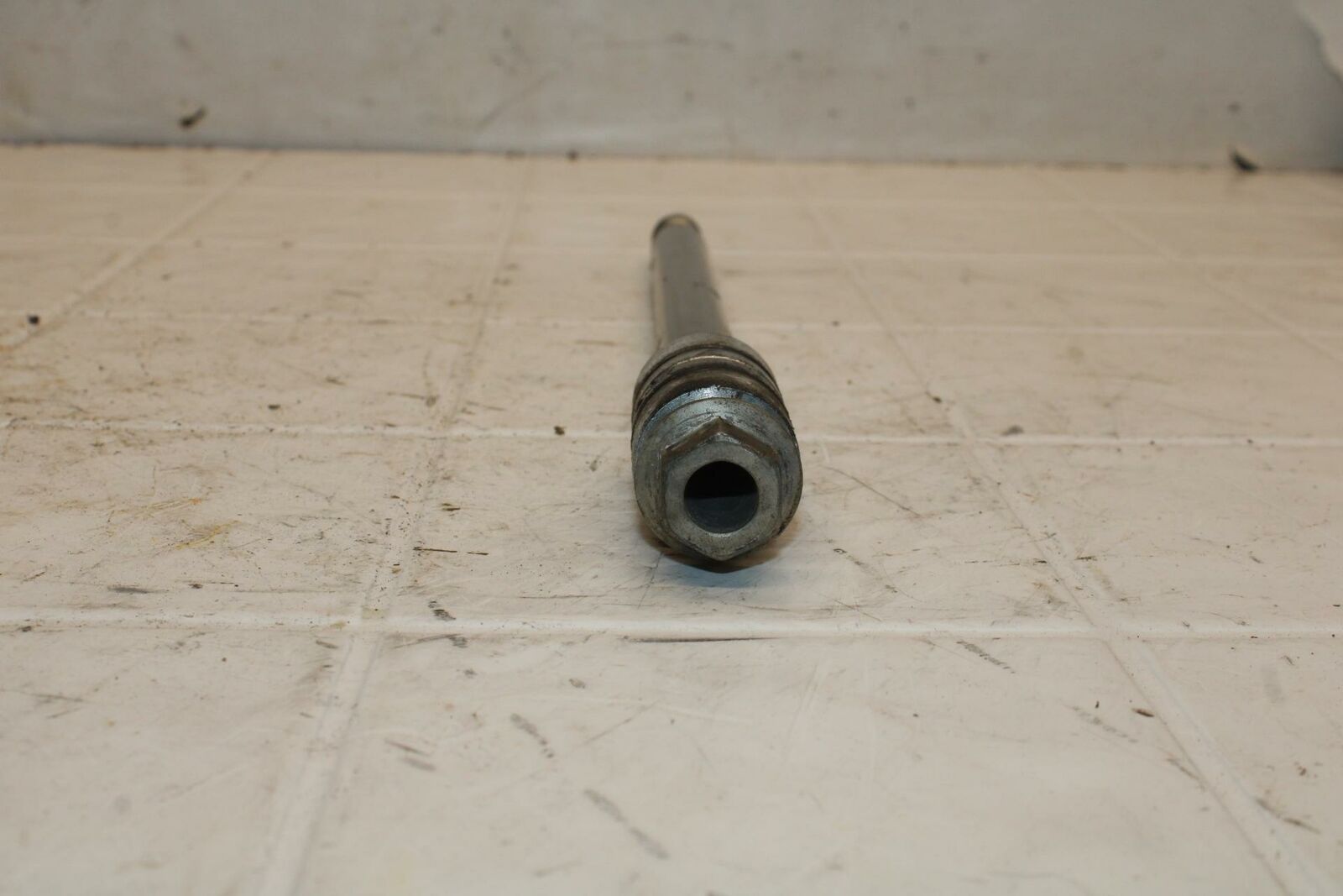 07-08 YAMAHA V STAR 1100 FRONT WHEEL RIM AXLE PIVOT BOLT BB404