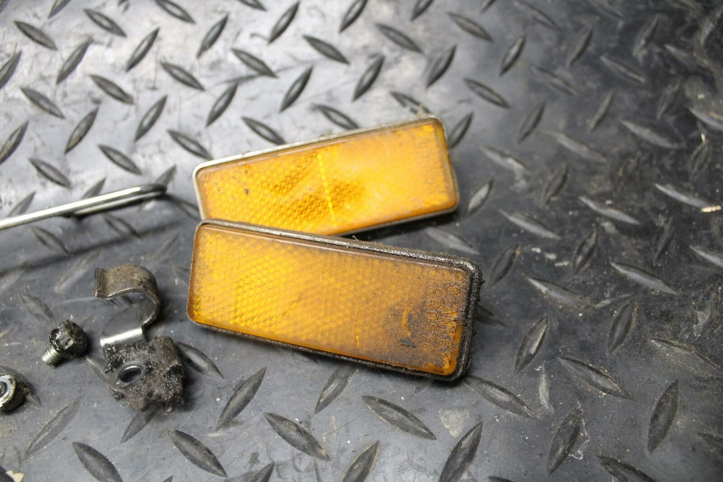 84-85 YAMAHA VIRAGO 1000 REFLECTOR GARNISH MARKER BB173