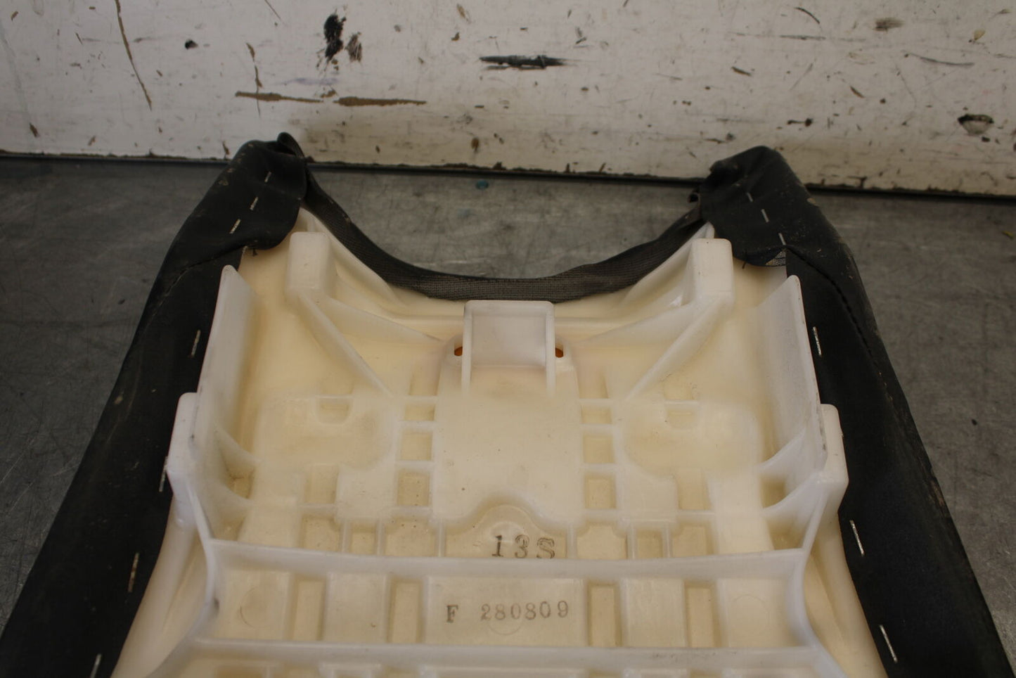 08-16 YAMAHA YZF R6 FRONT DRIVERS SEAT PAD SADDLE PILLION 13S-24710-00-00 BB665