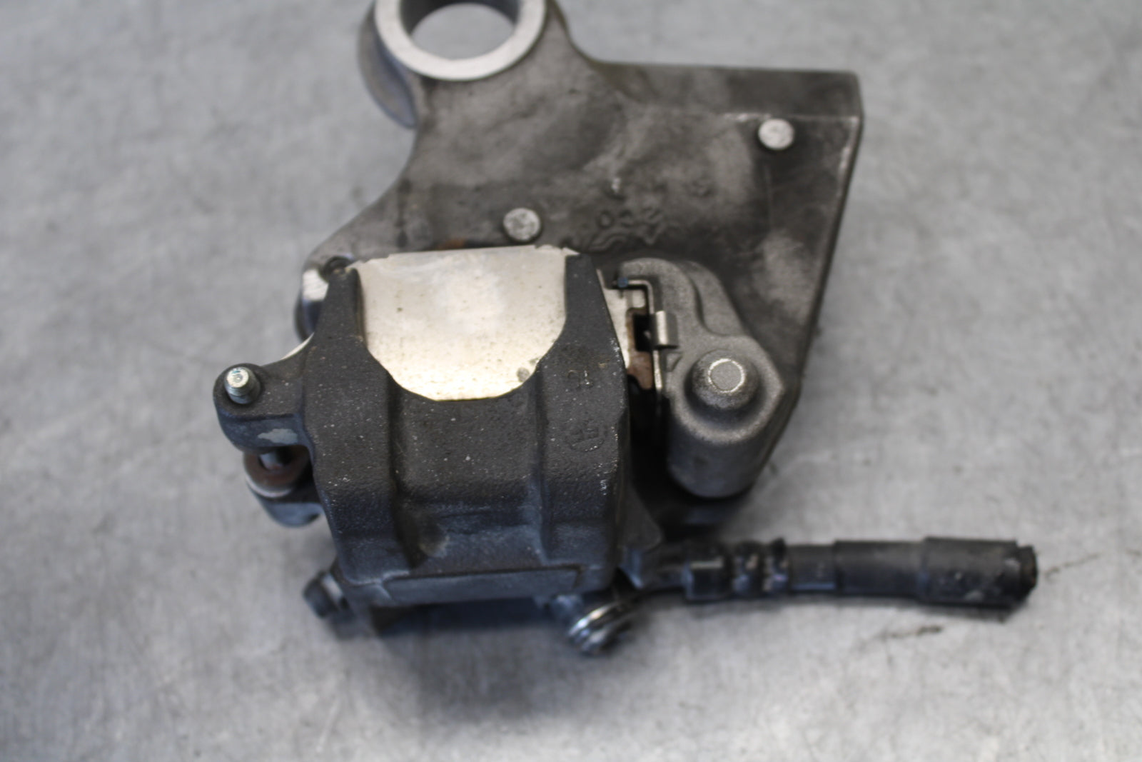 08-17 YAMAHA YZF R6 REAR BACK BRAKE CALIPER W MOUNT BRACKET 2C0-2580W-00-00
