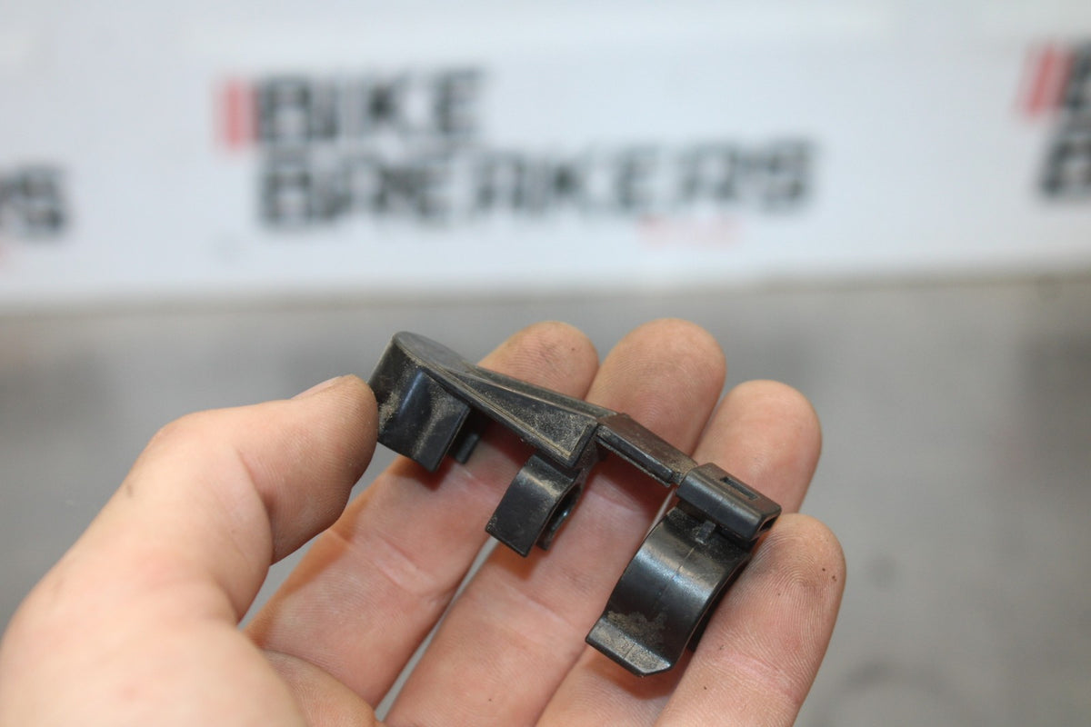05 YAMAHA YZF R6 FUEL HOSE GAS LINE CLIP BB894