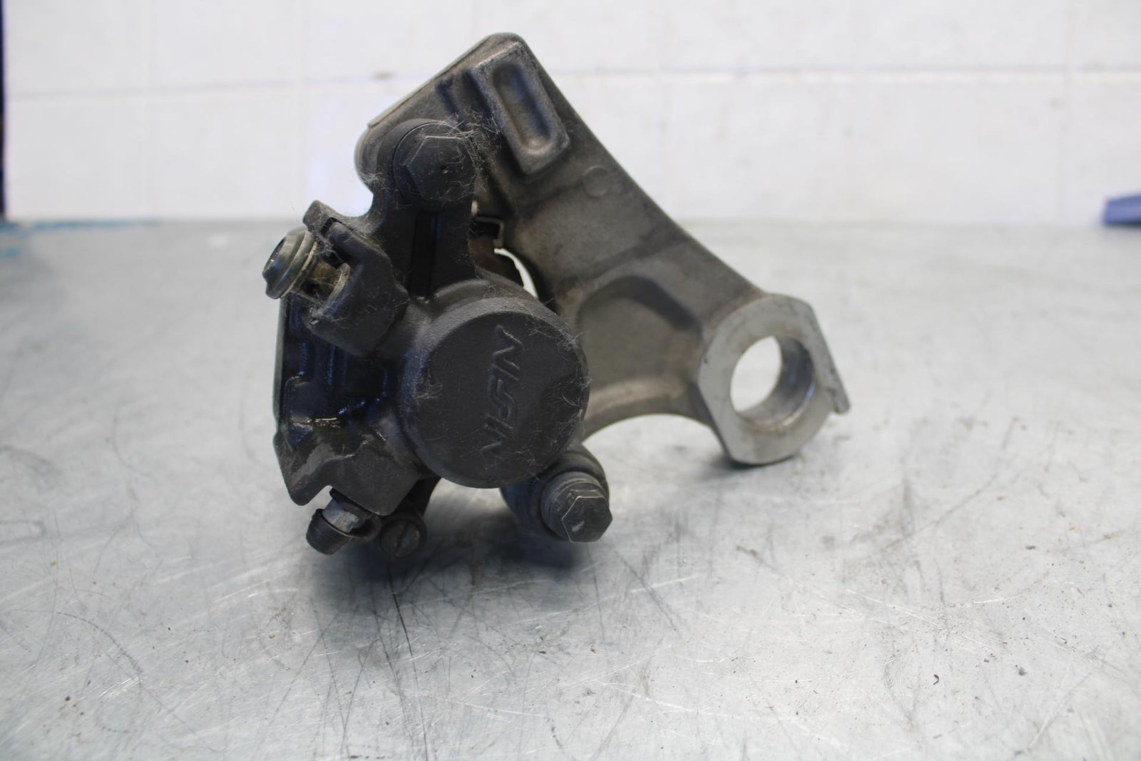 07-08 YAMAHA YZF R1 REAR BACK BRAKE CALIPER W MOUNT BRACKET BB425