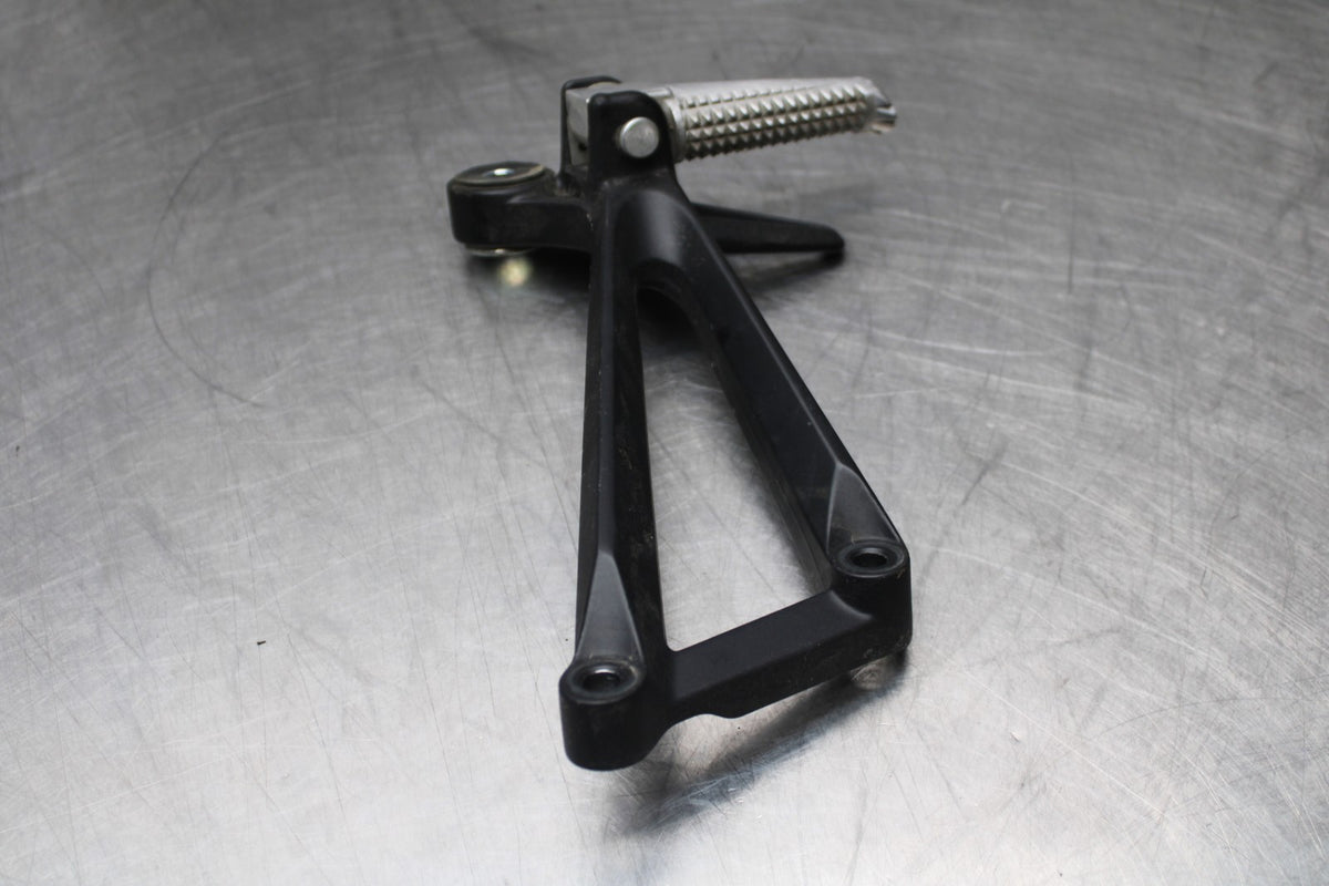 23 YAMAHA YZF R3 RIGHT REAR BACK PASSENGER PEG BB806