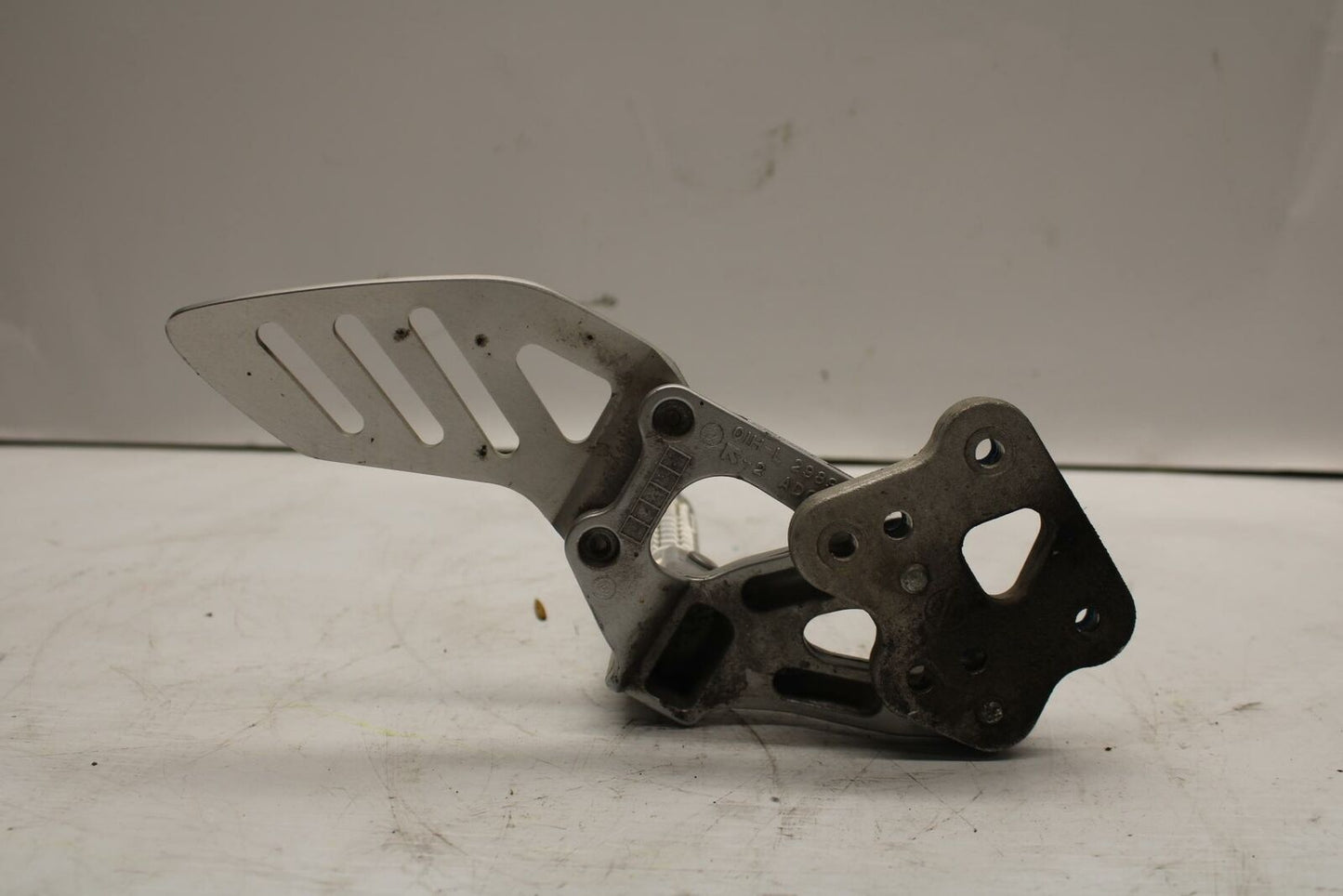 08-09 SUZUKI GSXR600 LEFT REARSET REAR SET DRIVER FOOT PEG BRACKET MOUNT BB262