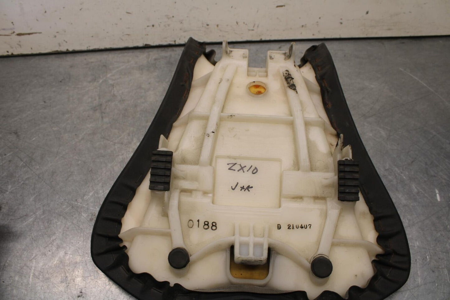 08-19 KAWASAKI NINJA ZX10R FRONT DRIVERS SEAT PAD SADDLE PILLION BB636