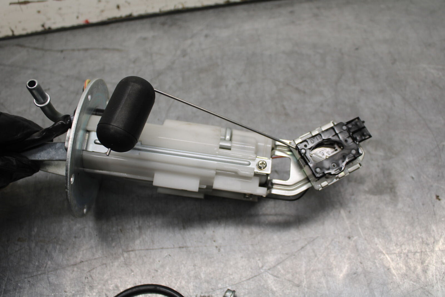 11-24 SUZUKI GSXR750 FUEL PUMP GAS PETROL SENDER UNIT 15100-14J01 BB714