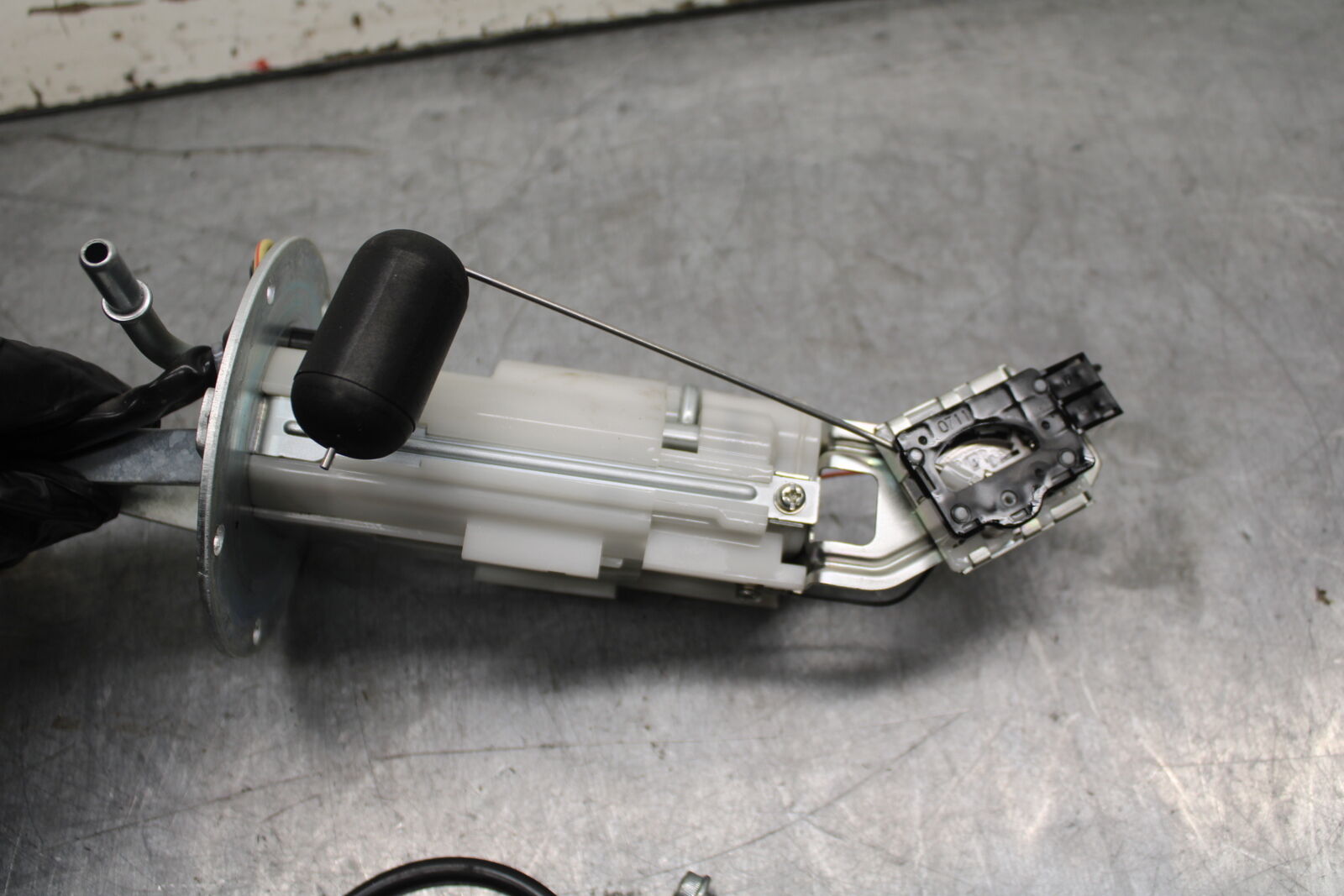 11-24 SUZUKI GSXR750 FUEL PUMP GAS PETROL SENDER UNIT 15100-14J01 BB714