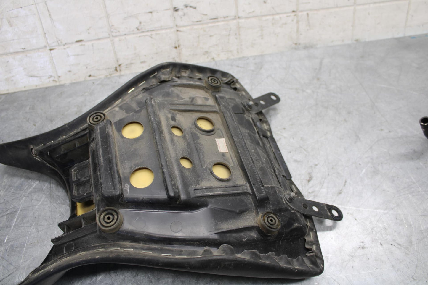 2015 Yamaha YZF R3 FRONT DRIVERS SEAT PAD SADDLE PILLION 1WD-F4710-00-00 BB526