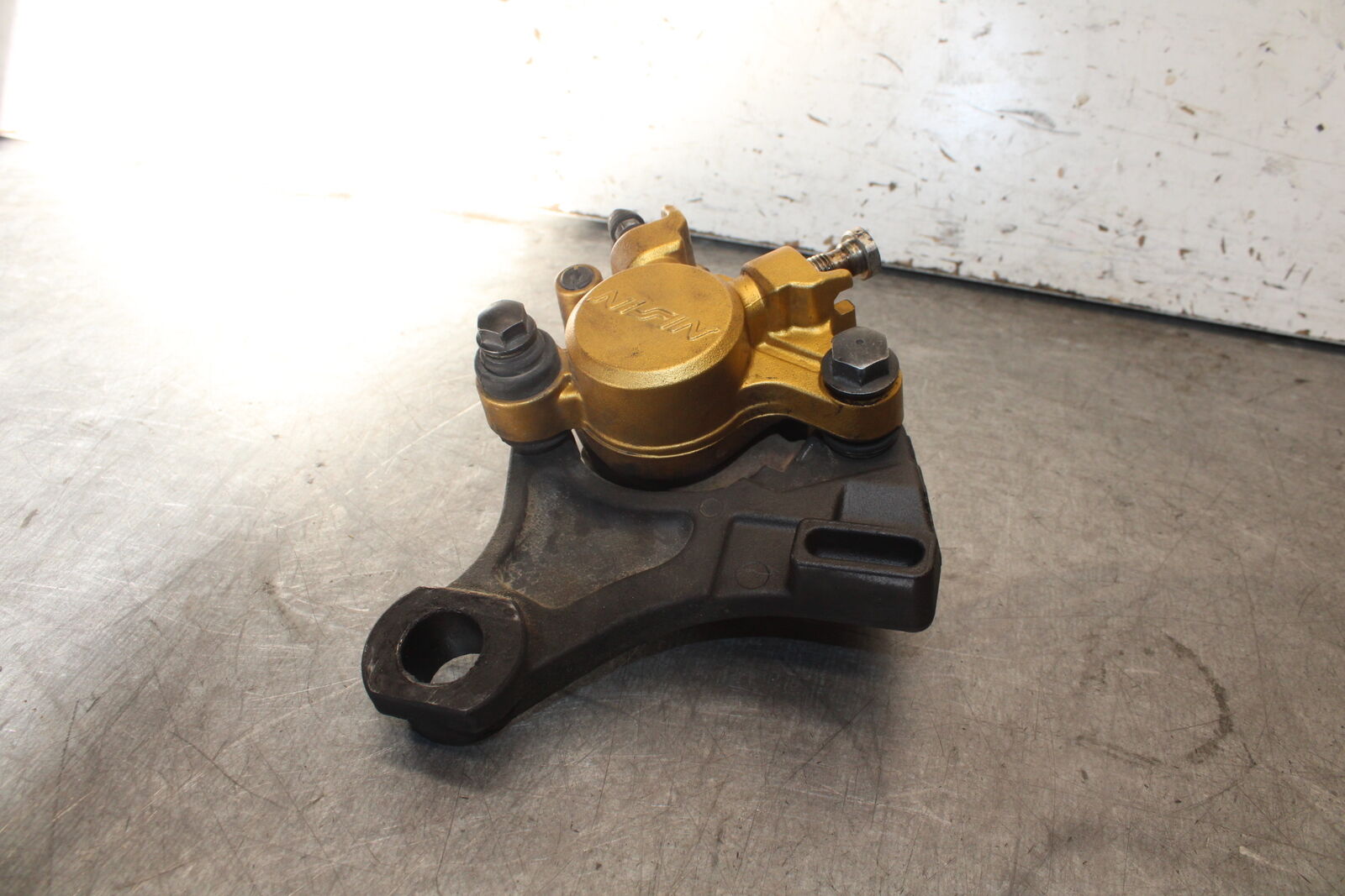 07-08 TRIUMPH DAYTONA 675 REAR BACK BRAKE CALIPER W MOUNT BRACKET BB685
