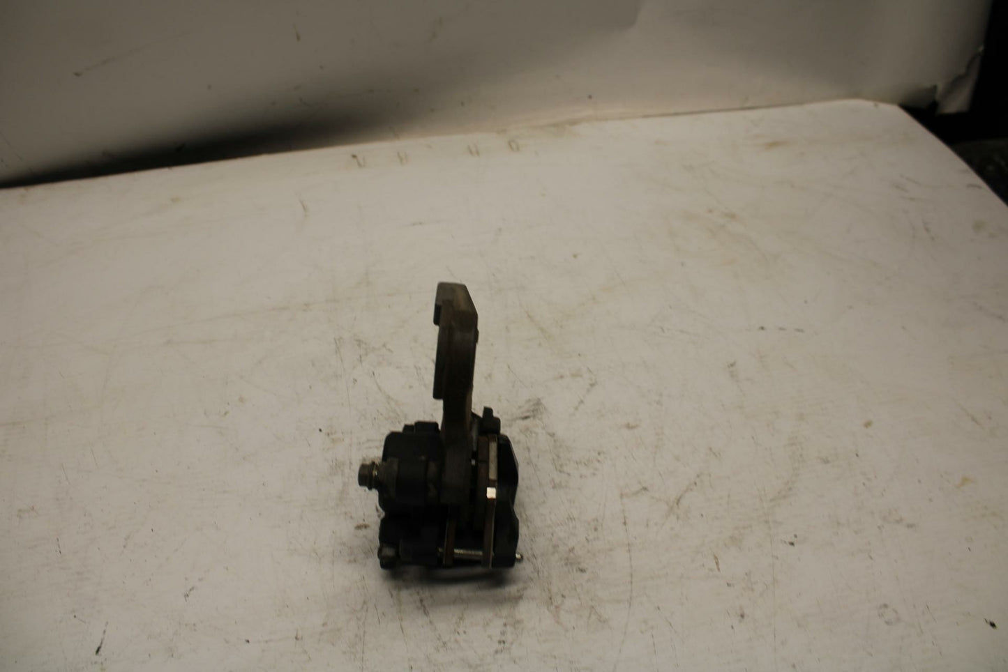 08-17 YAMAHA YZF R6 REAR BACK BRAKE CALIPER W MOUNT BRACKET BB354