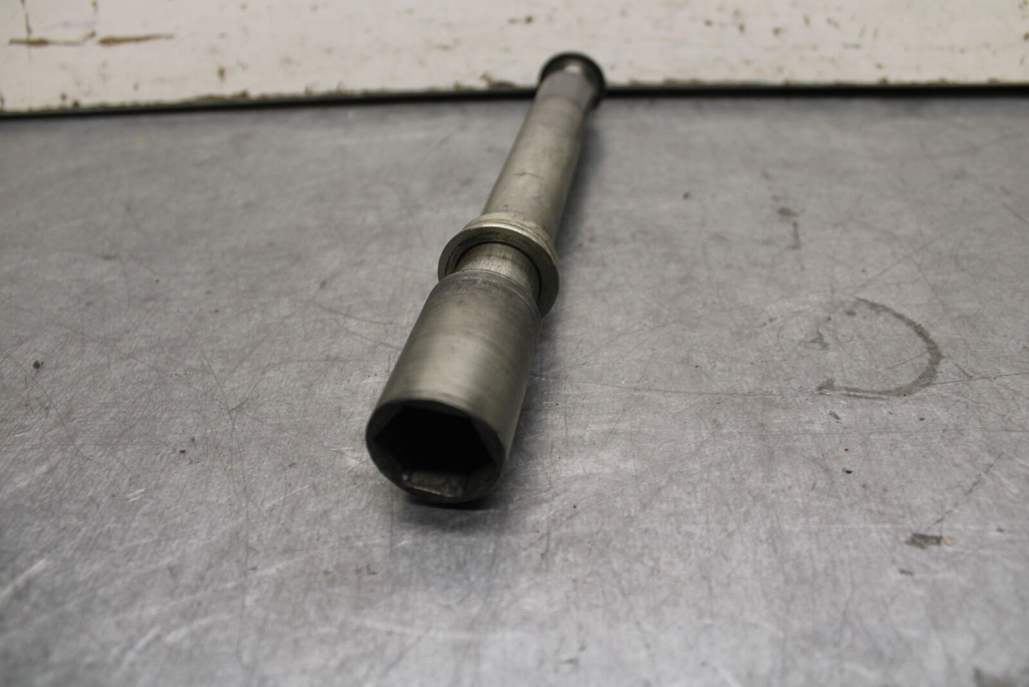 05-06 SUZUKI GSXR1000 FRONT WHEEL RIM AXLE PIVOT BOLT 54711-41G00 BB677