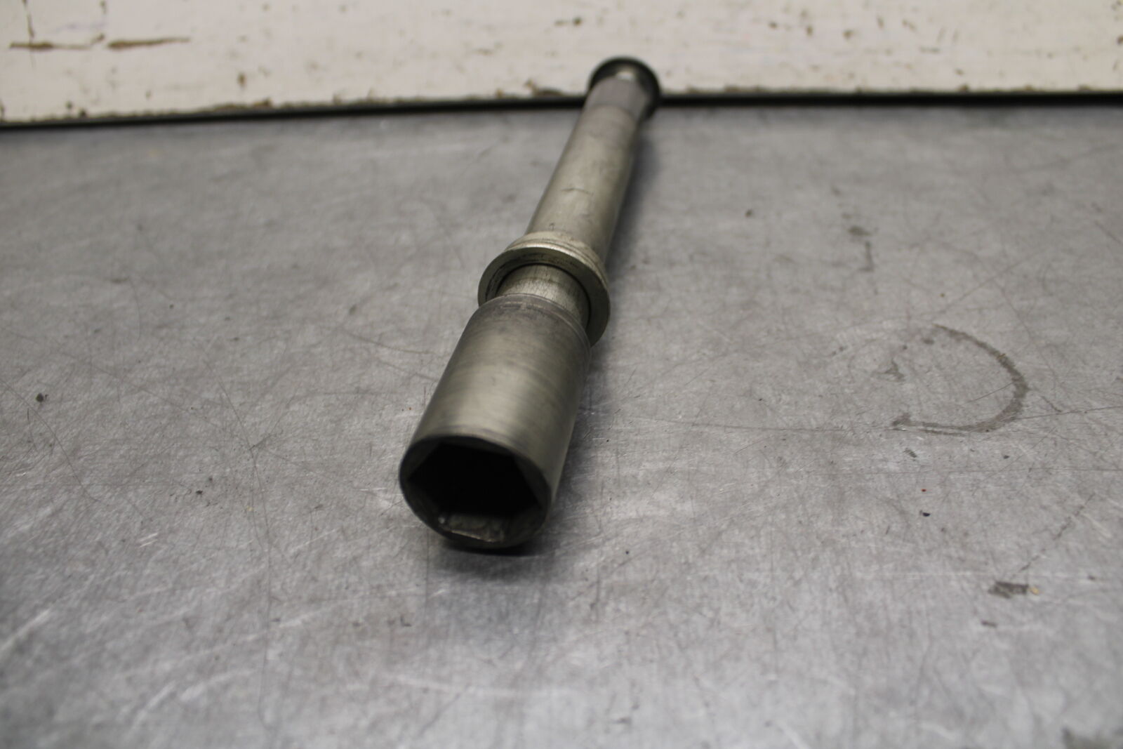 05-06 SUZUKI GSXR1000 FRONT WHEEL RIM AXLE PIVOT BOLT 54711-41G00 BB677