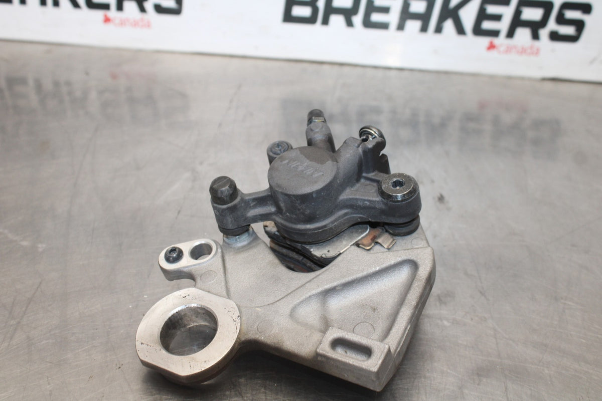 17 YAMAHA YZF R6 REAR BACK BRAKE CALIPER W MOUNT BRACKET BB922