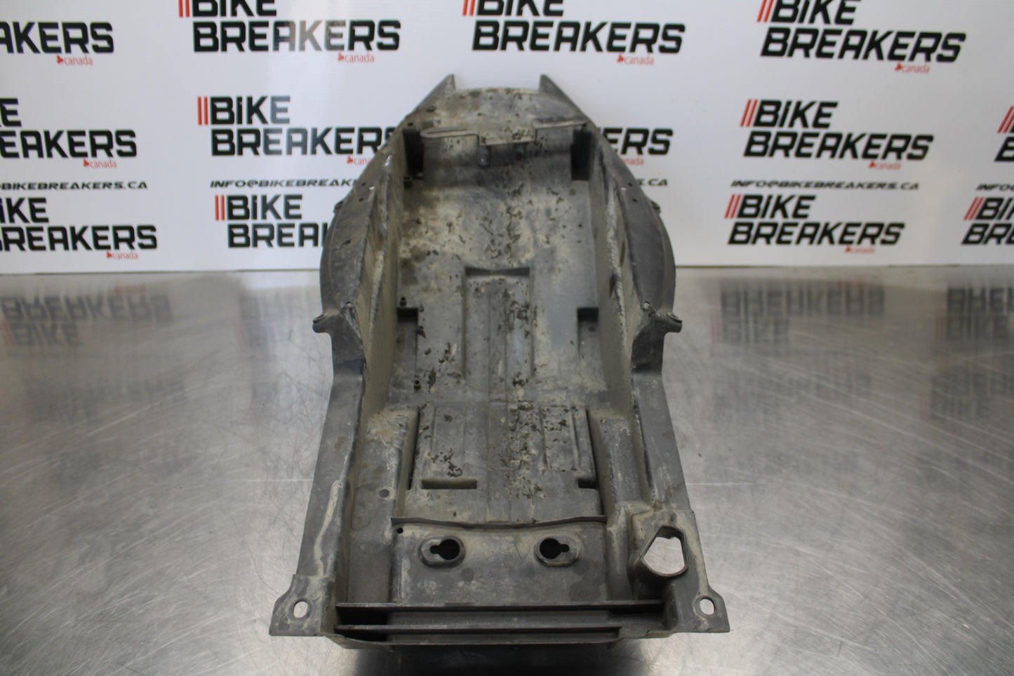 99-07 SUZUKI HAYABUSA GSX1300R REAR TAIL UNDERTAIL BATTERY TRAY PLASTIC BB281