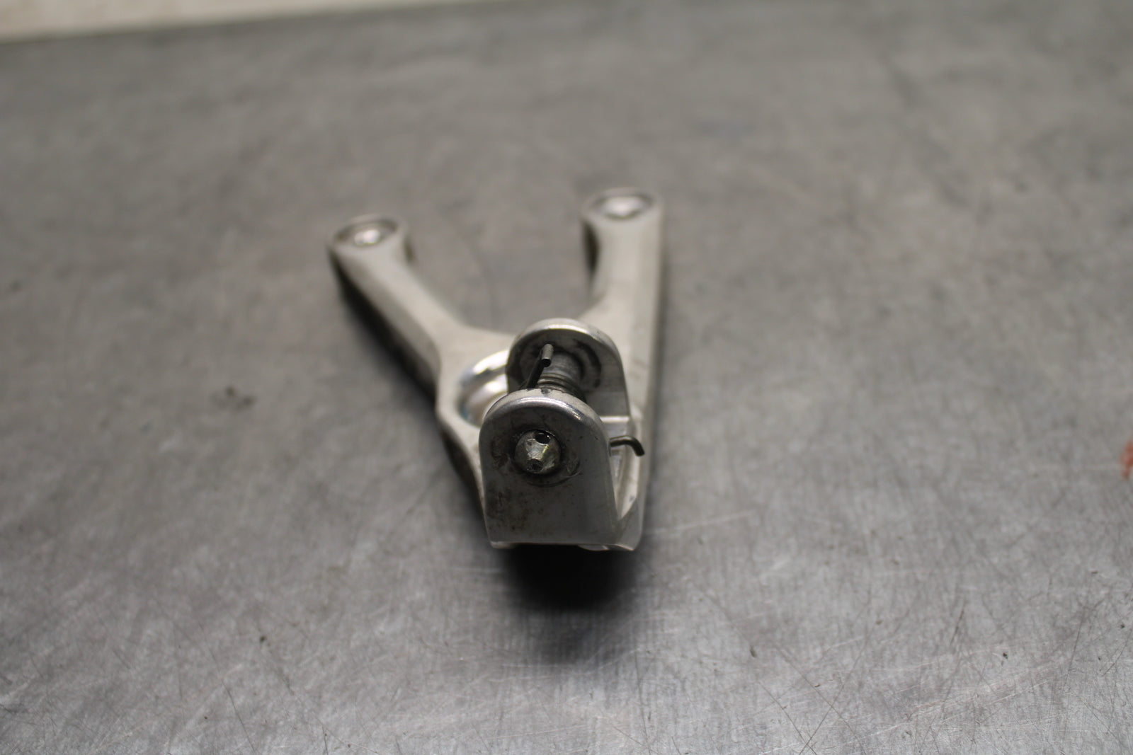 03-05 YAMAHA YZF R6  LEFT REARSET REAR SET DRIVER FOOT PEG BRACKET MOUNT BB132